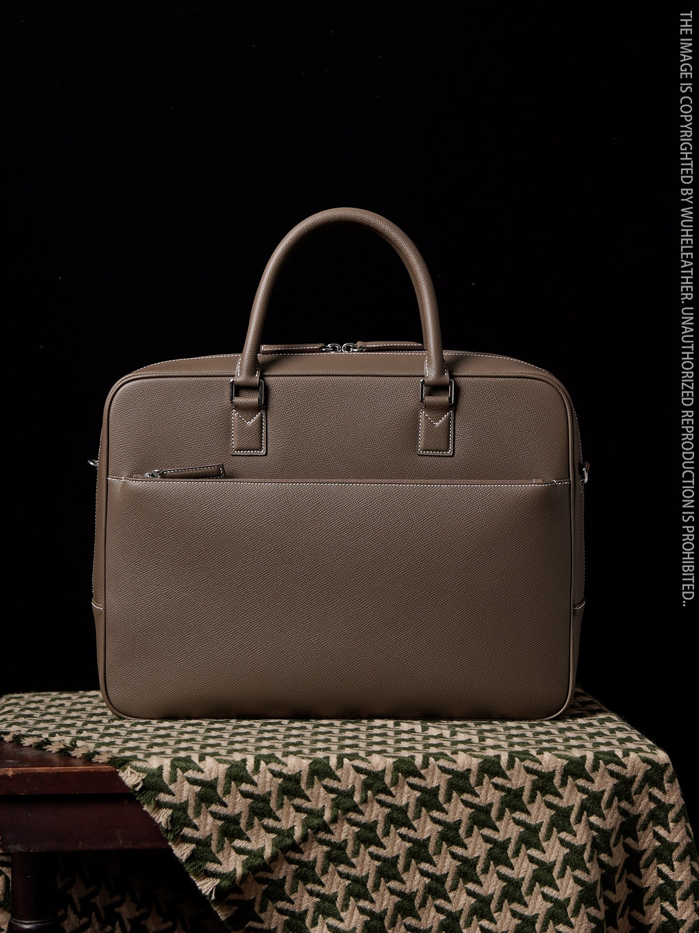 Leather briefcase in black