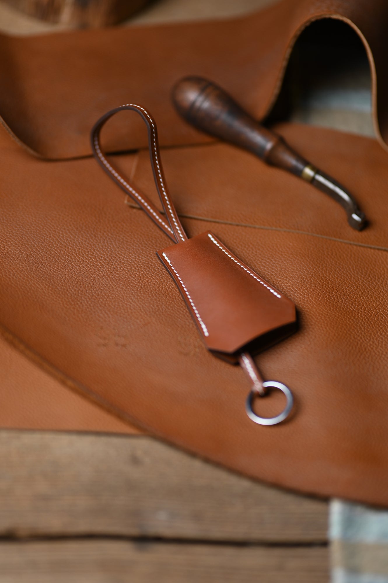 Key wrap with saddle