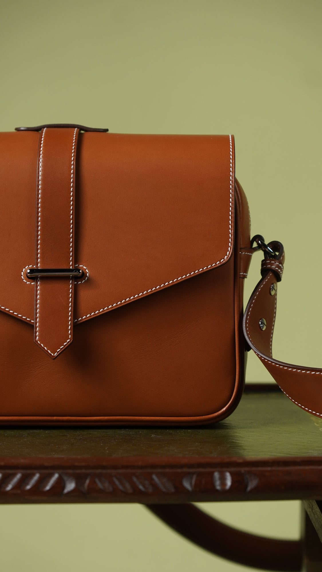 Saddle messenger bag