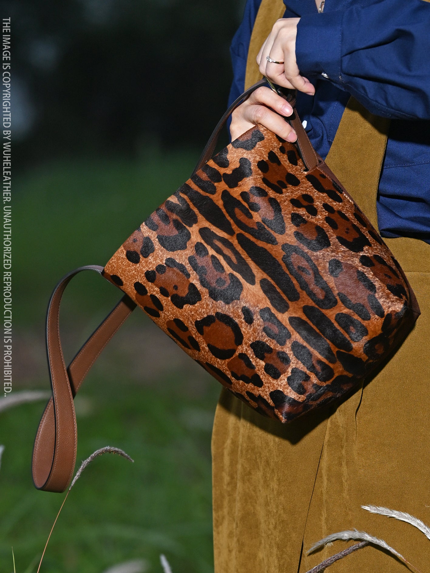 Bucket bag||Autumn/Winter Limited Edition Suede Calfskin