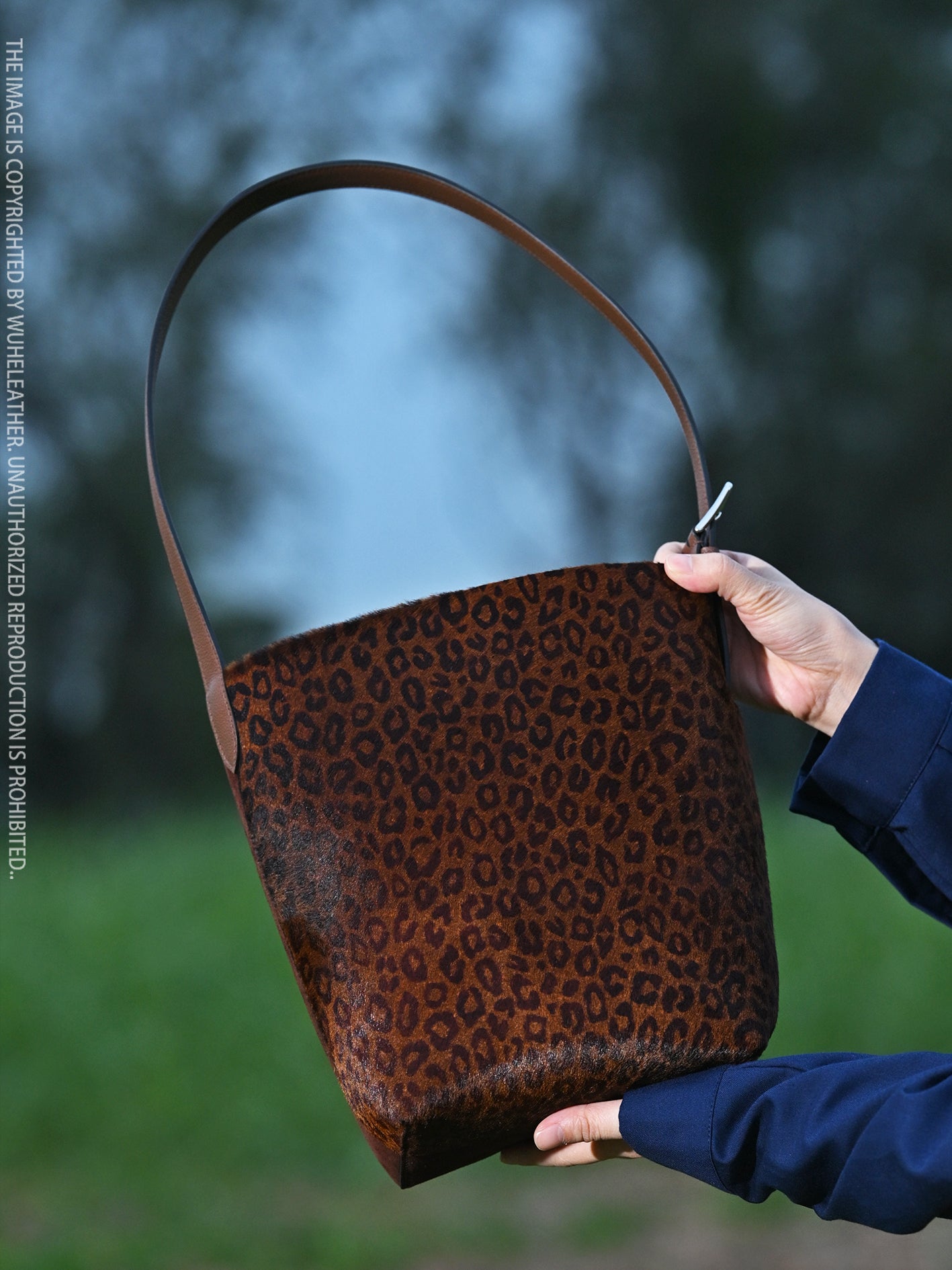 Bucket bag||Autumn/Winter Limited Edition Suede Calfskin