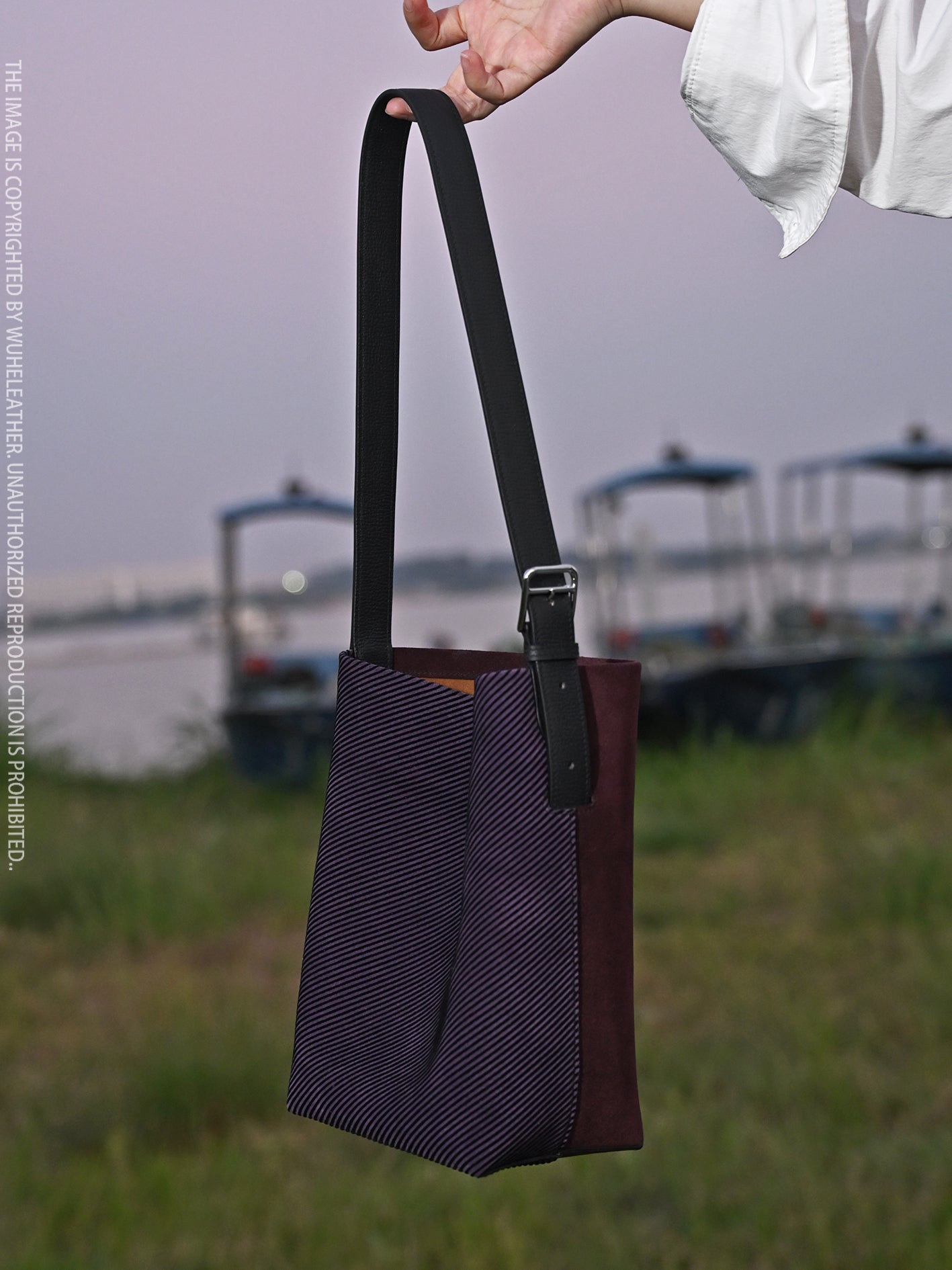 Bucket bag||Autumn/Winter Limited Edition Suede Calfskin