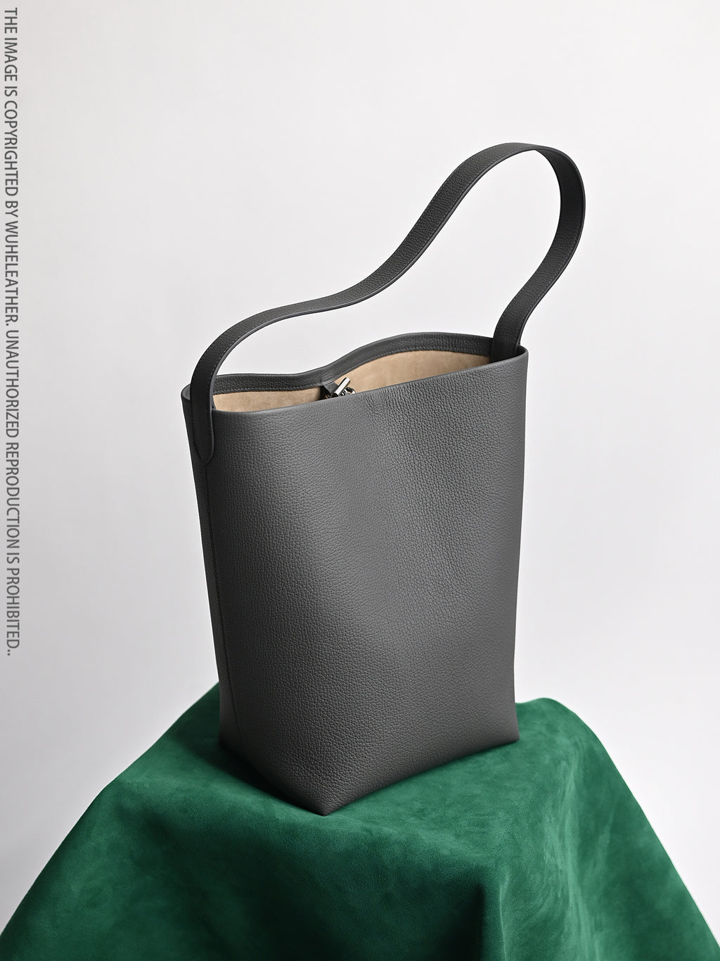 Bucket bag||Italian calfskin