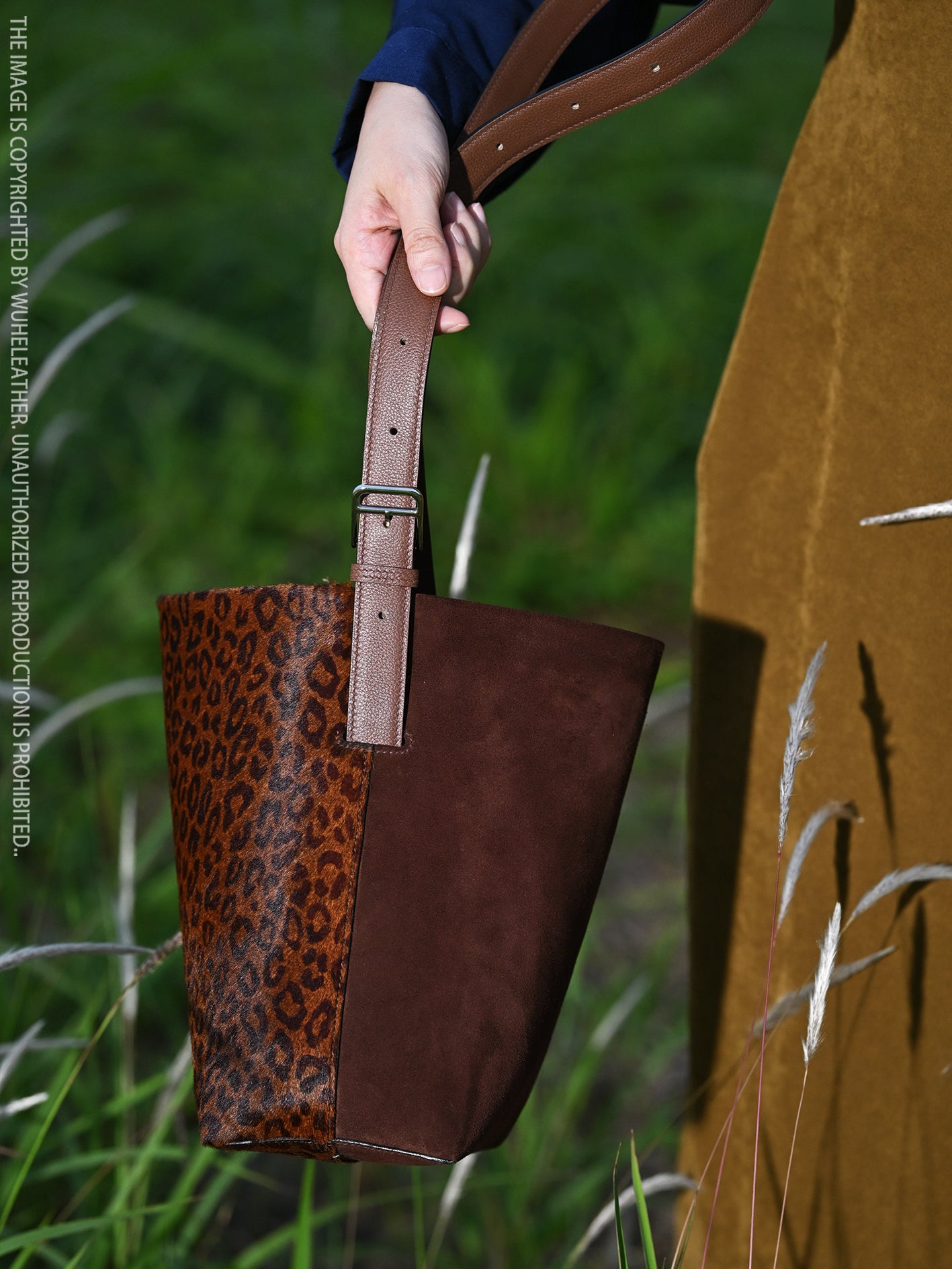 Bucket bag||Autumn/Winter Limited Edition Suede Calfskin