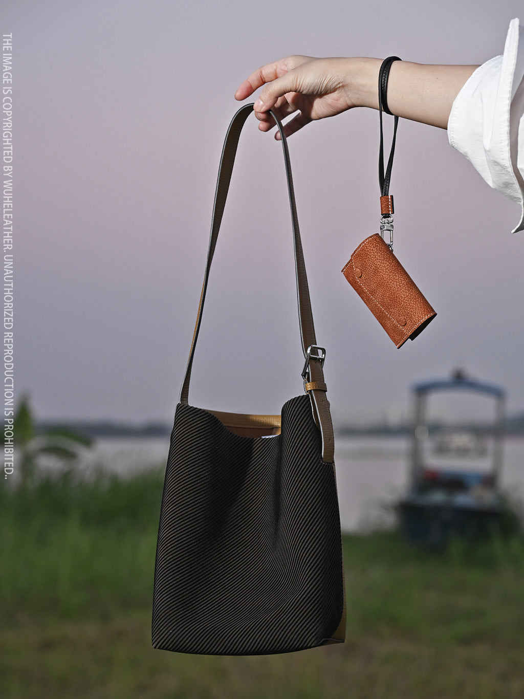 Bucket bag||Autumn/Winter Limited Edition Suede Calfskin