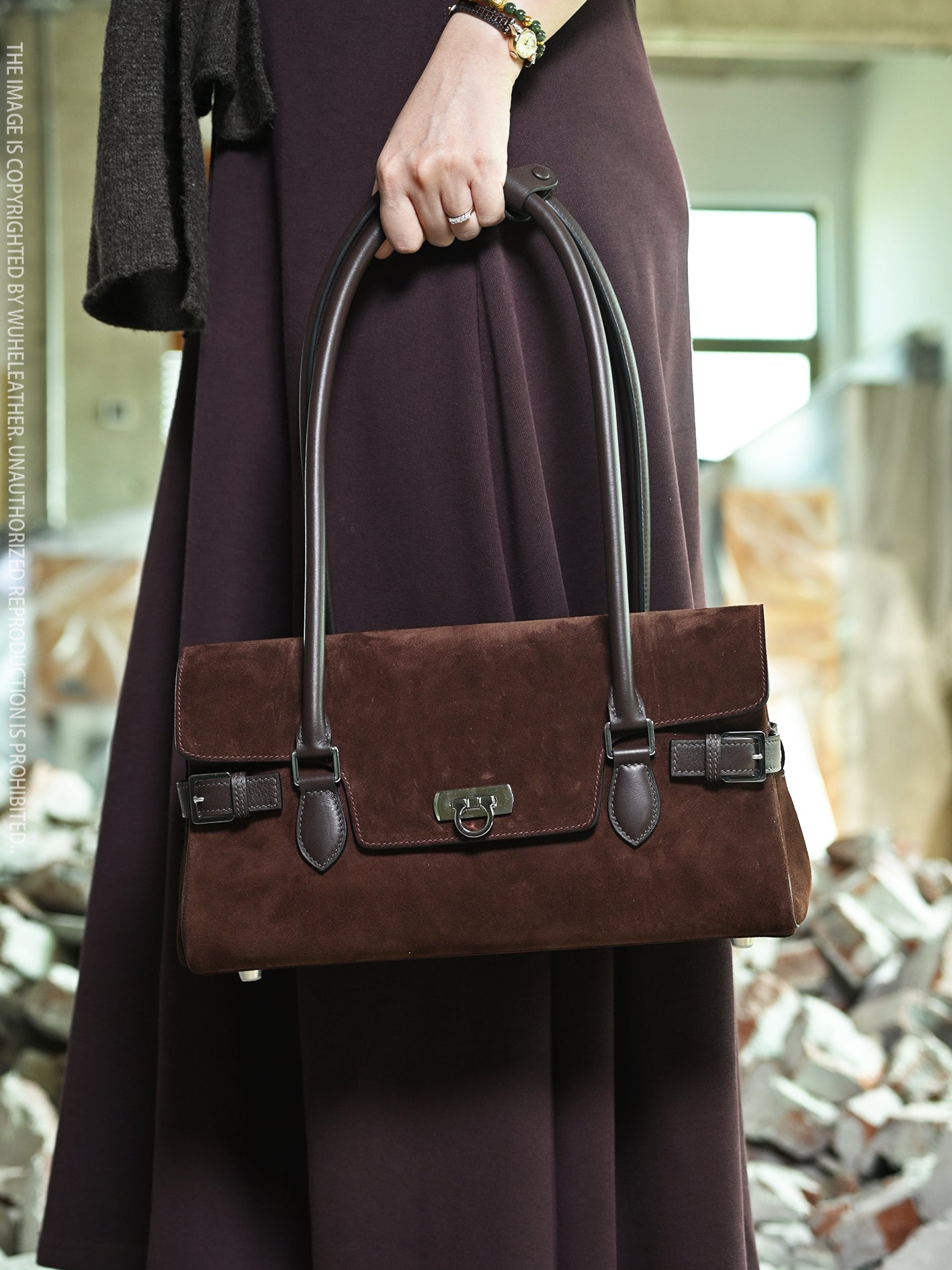 WUHE||Horseshoe Clasp baguette bag×suede calfskin