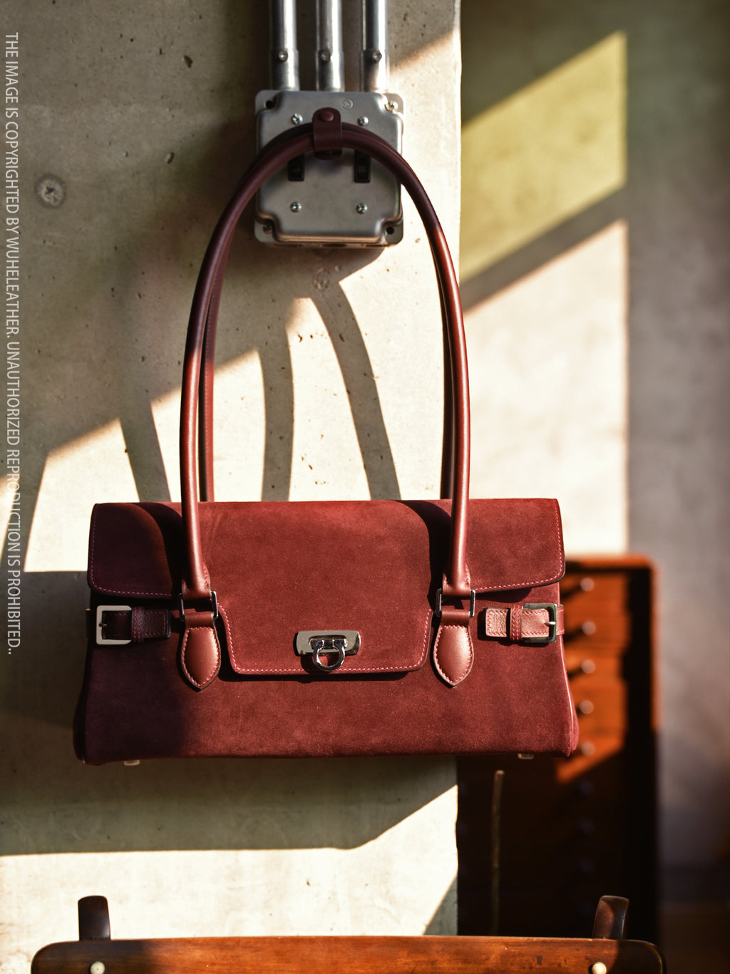 WUHE||Horseshoe Clasp baguette bag×suede calfskin