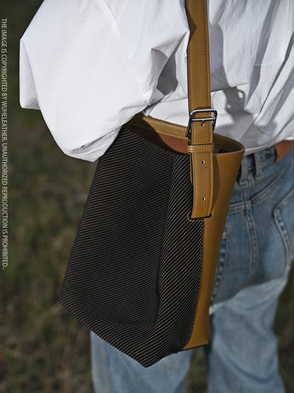 Bucket bag||Autumn/Winter Limited Edition Suede Calfskin