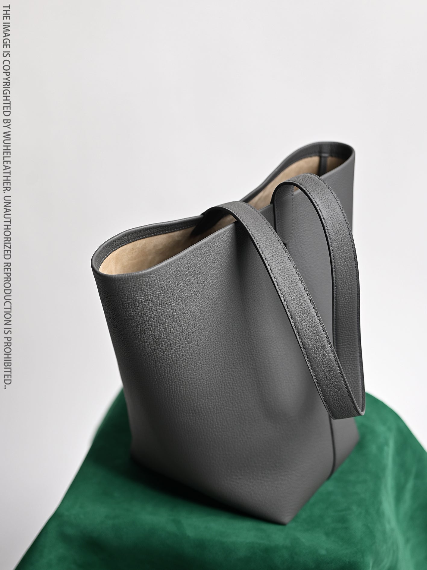 Bucket bag||Italian calfskin