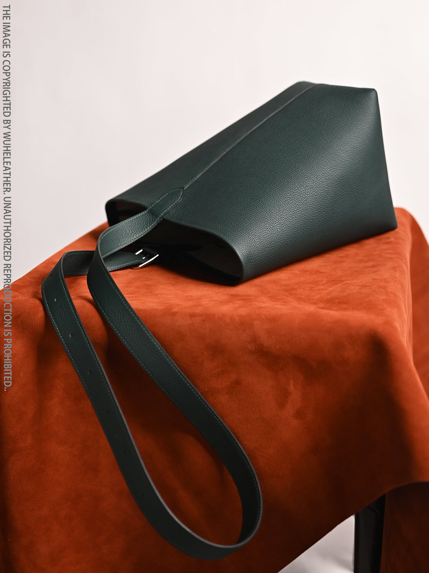 Bucket bag||Italian calfskin