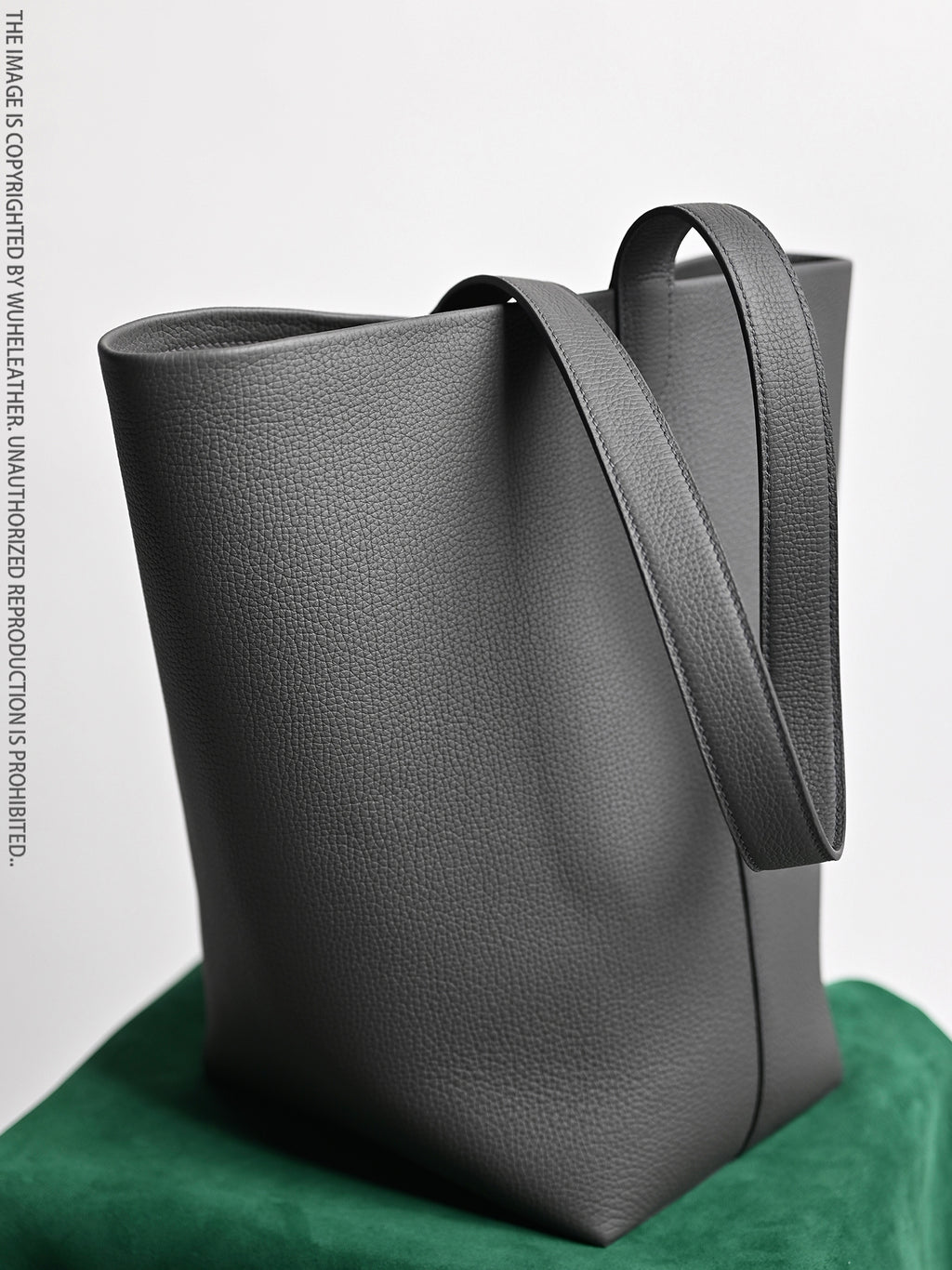 Bucket bag||Italian calfskin