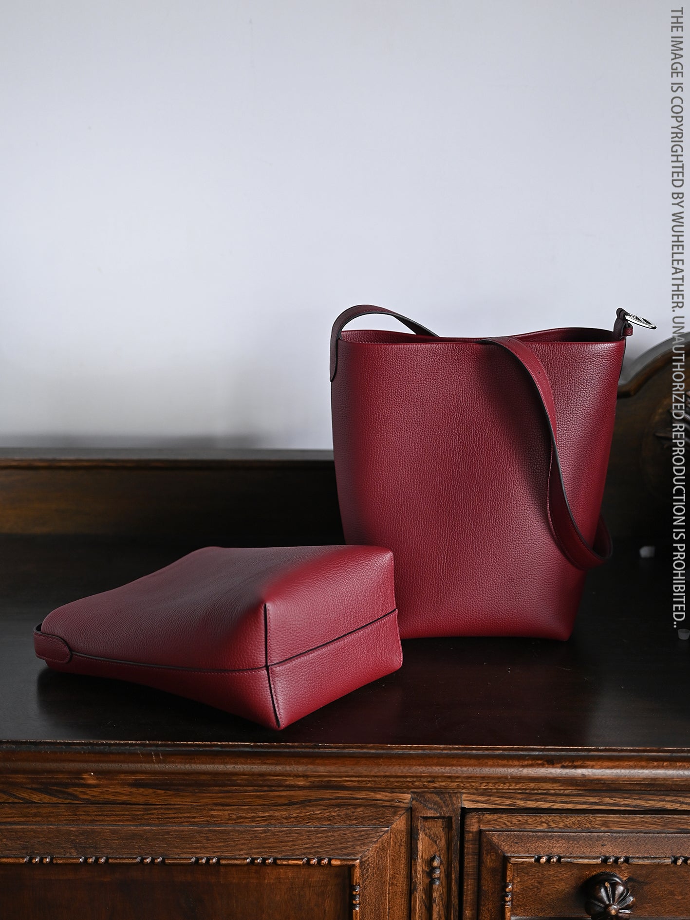 Bucket bag||Italian calfskin