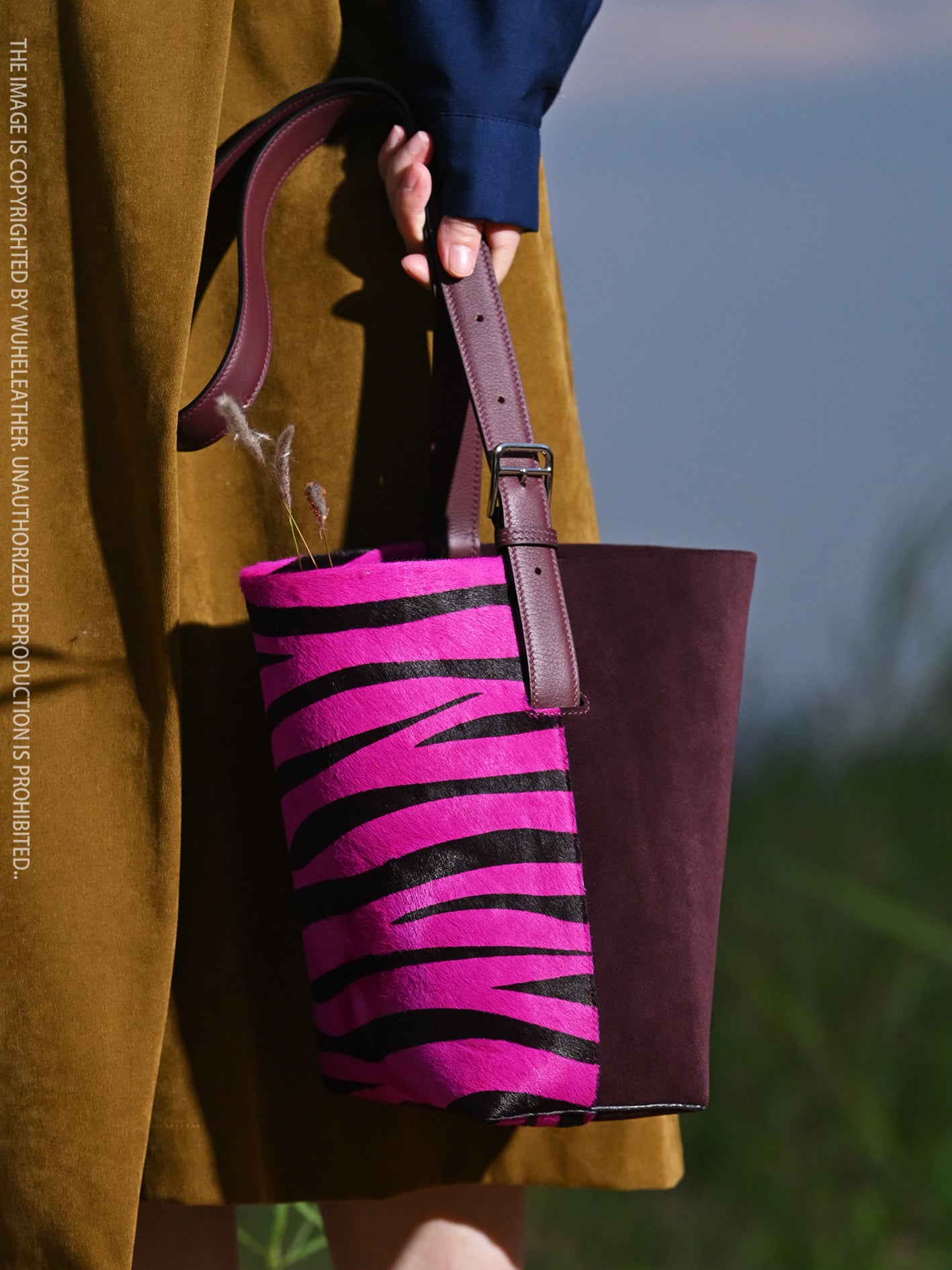 Bucket bag||Autumn/Winter Limited Edition Suede Calfskin