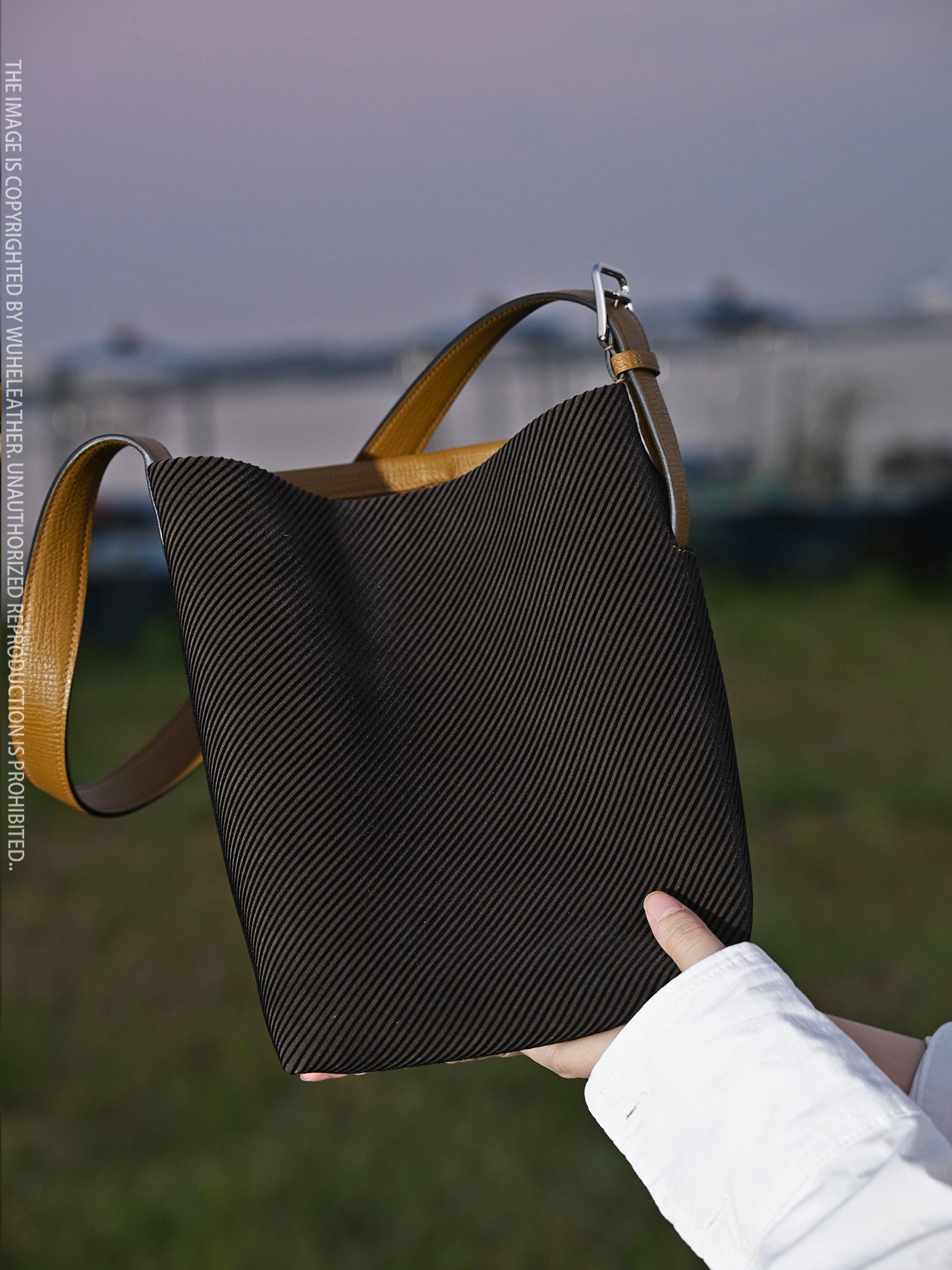 Bucket bag||Autumn/Winter Limited Edition Suede Calfskin