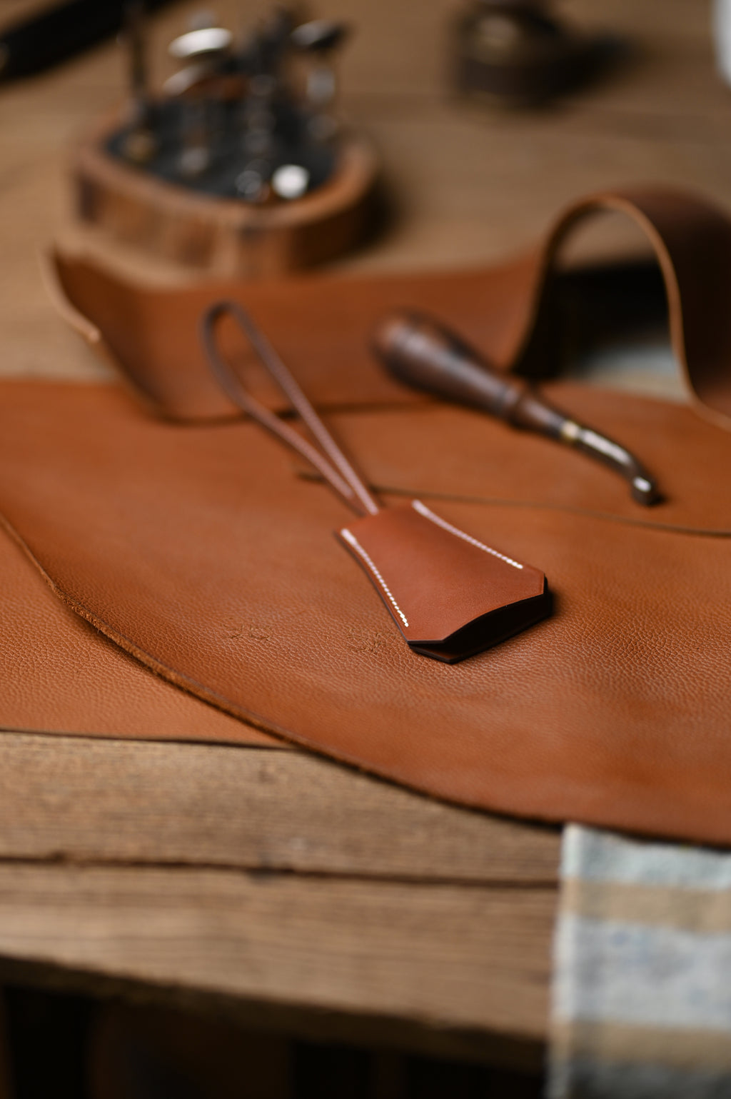 Key wrap with saddle
